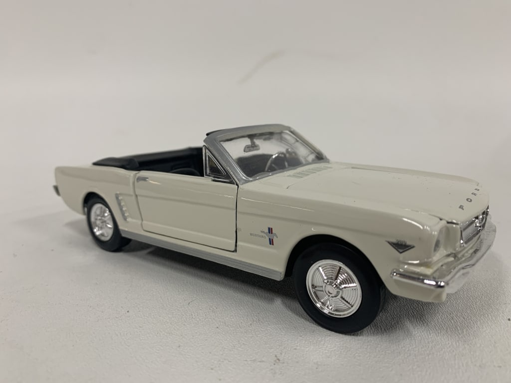 1964 FORD MUSTANG CONVERTIBLE MODEL CAR 8" (1 of 7)