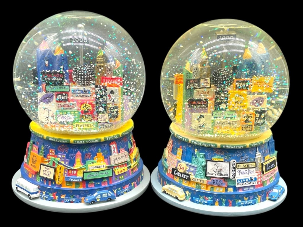 PAIR OF BROADWAY NEW YORK CITY SNOW GLOBES 7": PAIR OF BROADWAY NEW YORK CITY SNOW GLOBES 7" -Very good pre owned condition -Approx 7"h x 5"w -Colorful and detailed pair of collectible snow globes celebrating the magic of Broadway and Times Square