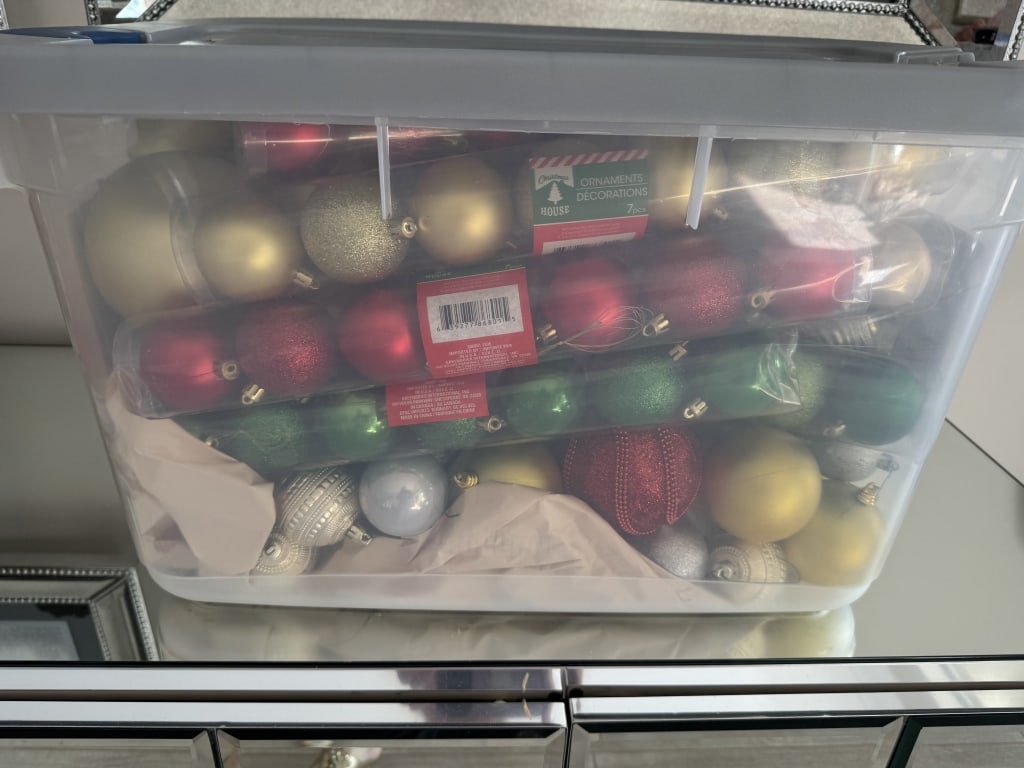 LARGE LOT OF CHRISTMAS TREE BULBS: LARGE LOT OF CHRISTMAS TREE BULBS -INCLUDES BIN