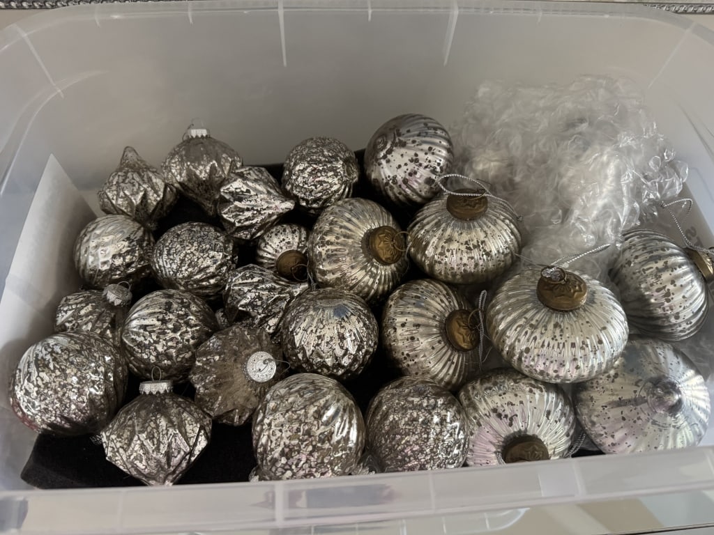 LARGE LOT OF CHRISTMAS TREE BULBS: LARGE LOT OF CHRISTMAS TREE BULBS -INCLUDES BIN