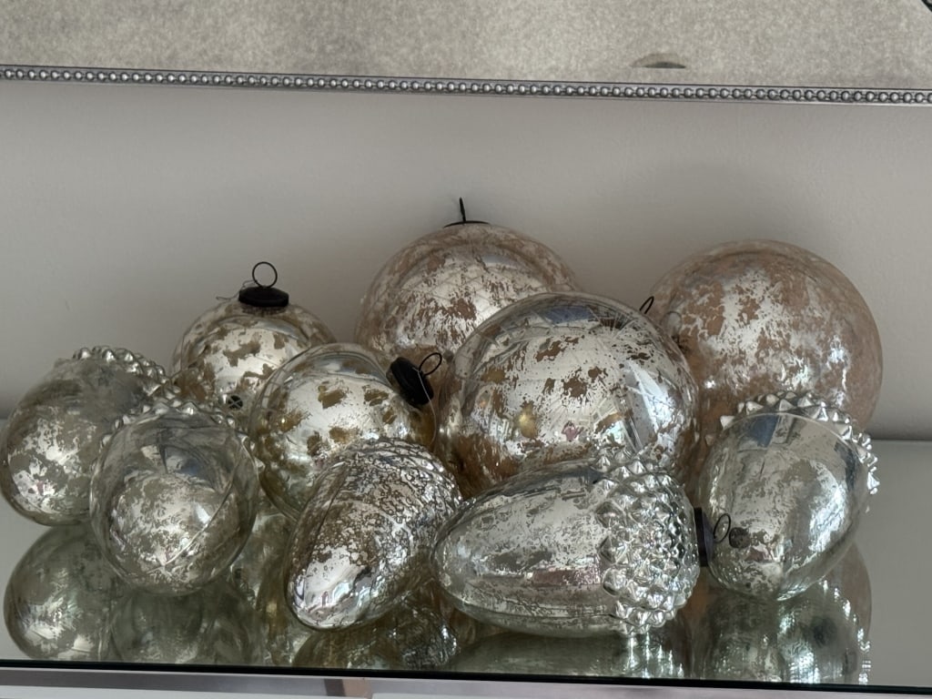 LARGE LOT OF CHRISTMAS TREE BULBS: LARGE LOT OF CHRISTMAS TREE BULBS -INCLUDES BIN