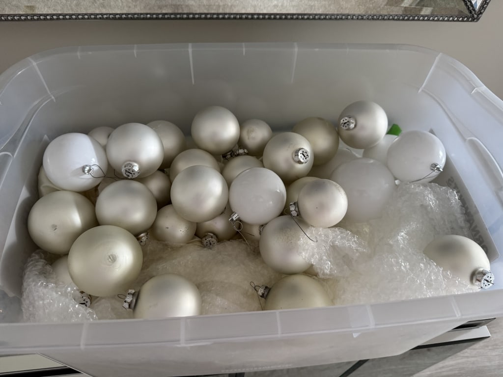LARGE LOT OF CHRISTMAS TREE BULBS: LARGE LOT OF CHRISTMAS TREE BULBS -INCLUDES BIN