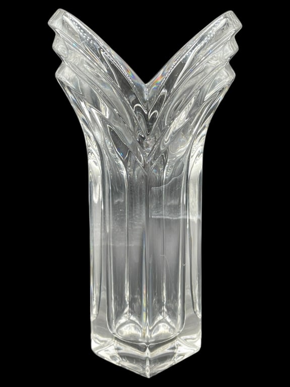 CRYSTAL “V?? SHAPED VASE 8": CRYSTAL “V” SHAPED VASE 8" -Very good pre owned condition -Approx 8"h x 4"w -Crystal “V” shaped vase featuring a striking modernist design with bold geometric lines and brilliant clari