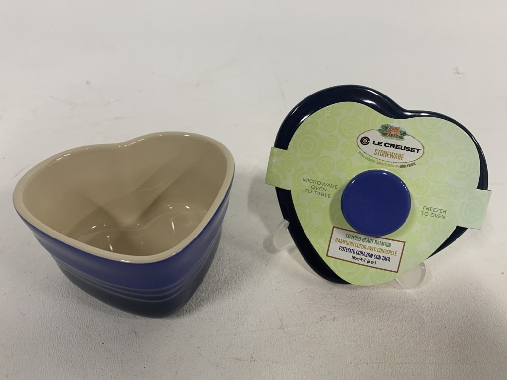 NEW LE CREUSET HEART SHAPED 8 OZ STONEWARE W/LID (1 of 2)
