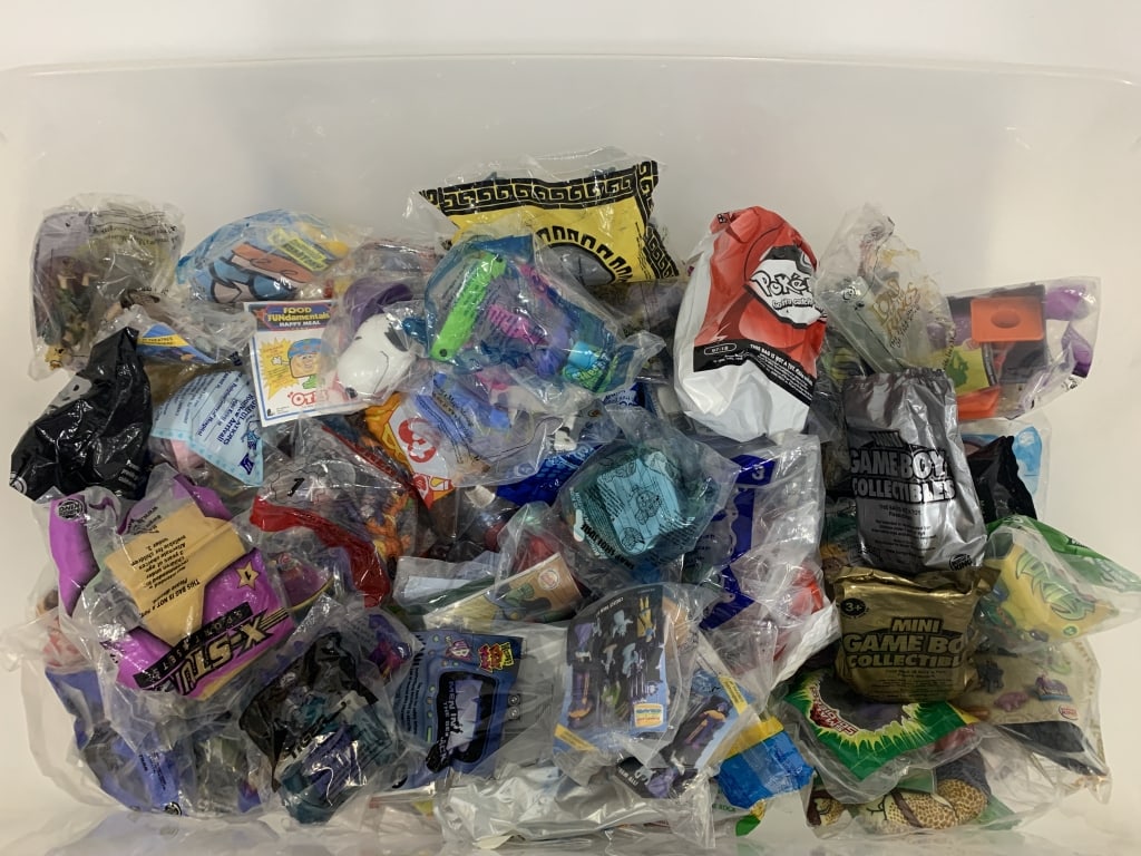 HUGE LOT OF FAST FOOD MCDONALDS KIDS MEAL TOYS: - huge lot as pictured - sold as pictured - all included By bidding on this listing, you understand and agree to be bound by the terms and conditions of DejaVu Auctions. * For local pick up or third p
