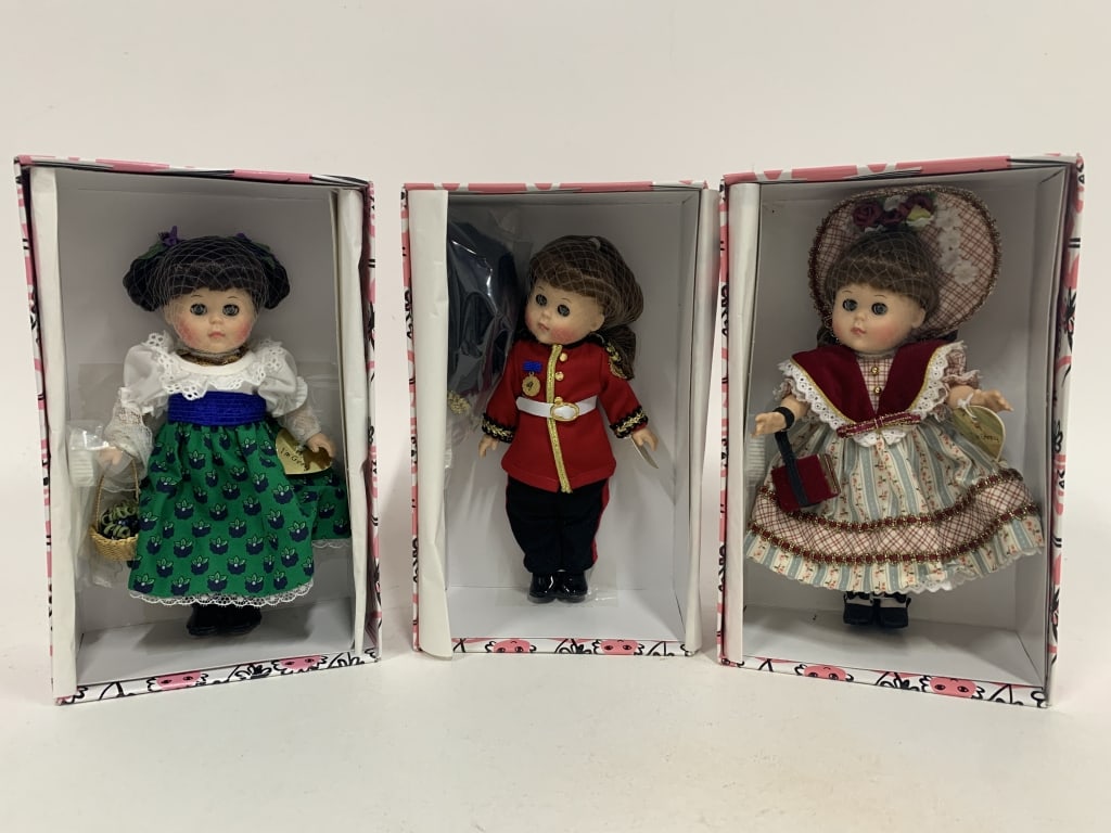NEW VINTAGE LOT OF 3 GINNY DOLLS VOGUE COLLECTIBLE: - Vogue series of Ginny Dolls - 3 styles of glamour - sold as a lot of 3 By bidding on this listing, you understand and agree to be bound by the terms and conditions of DejaVu Auctions. * For local pi