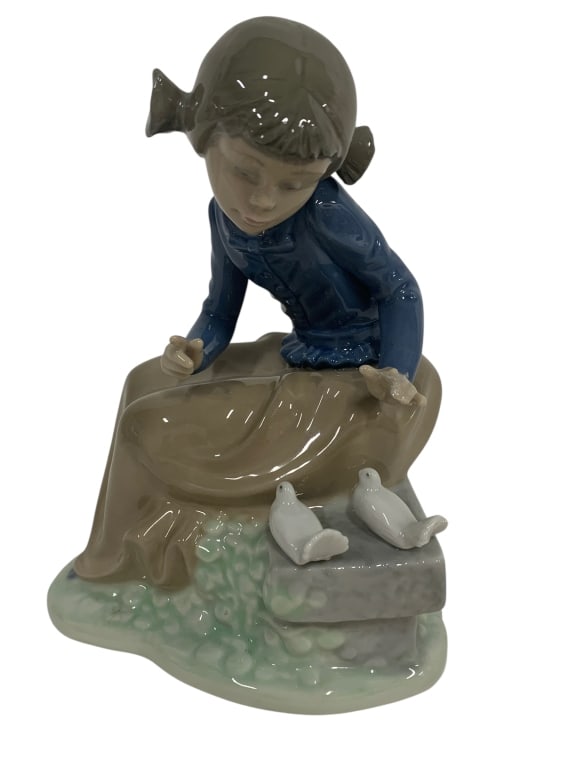 LLADRO PORCELAIN SIGNED GIRL WITH WHITE DOVES: - signed and numbered on bottom - great condition By bidding on this listing, you understand and agree to be bound by the terms and conditions of DejaVu Auctions. * For local pick up or third party sh