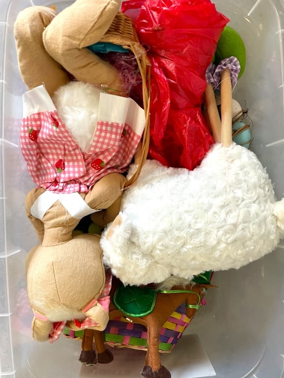 LOT OF ASSORTED EASTER AND SPRING DECOR: LOT OF ASSORTED EASTER AND SPRING DECOR -VARYING CONDITIONS, SEE PHOTOS -LOT OF EASTER AND SPRING DECOR INCLUDING STUFFED BUNNIES, SHEEP, AND DECORATIVE BASKETS. THE COLLECTION FEATURES HANDMADE AND F