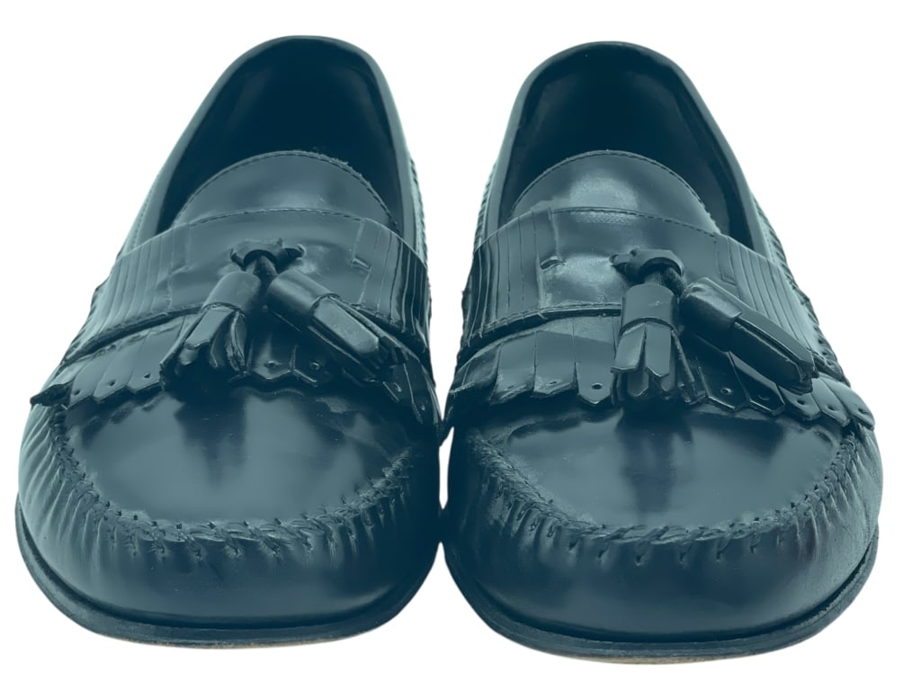 BASS & CO. MEN'S BLACK LEATHER TASSEL LOAFERS 12M: G.H. BASS & CO. BLACK LEATHER TASSEL LOAFERS – SIZE 12M | CLASSIC BLACK LEATHER TASSEL LOAFERS BY G.H. BASS & CO., FEATURING SIGNATURE KILTIE FRINGE DETAILING AND HAND-SEWN MOCCASIN STITCHING. CRAFT