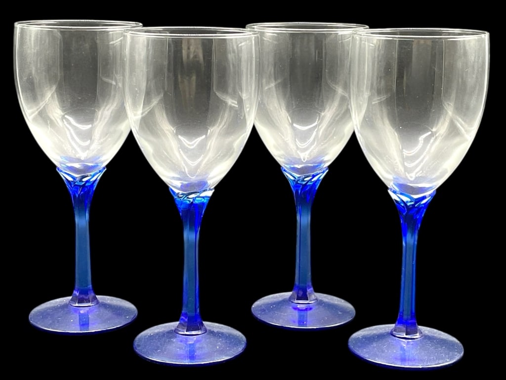 4 COBALT BLUE STEM WINE GLASSES: 4 COBALT BLUE STEM WINE GLASSES -VERY GOOD PRE OWNED CONDITION -SET OF 4 GLASSES -APPROX 8" X 3" -FOUR WINE GLASSES FEATURING CLEAR BOWLS AND VIBRANT COBALT BLUE STEMS WITH A DECORATIVE TWISTED TRANSI