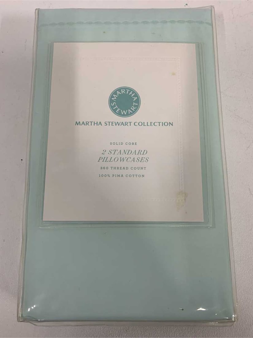 NEW MARTHA STEWART LT BLUE 2 STANDARD PILLOWCASES (1 of 3)
