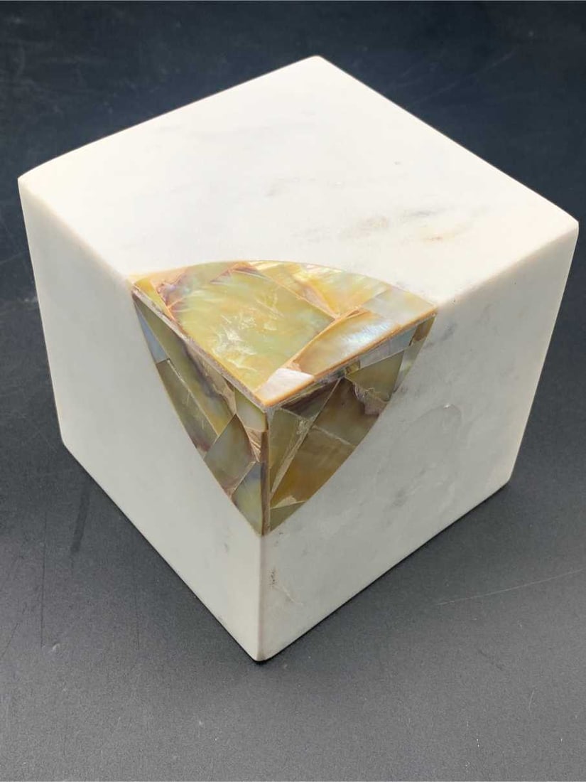 NEW MARBLE COLORED CORNER PAPERWEIGHT SLAB 4": - new with tag attached - marble with gold marble corner for decor - awesome new with tag By bidding on this listing, you understand and agree to be bound by the terms and conditions of DejaVu Auction