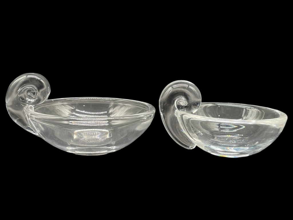 PAIR OF STEUBEN GLASS SNAIL SCROLL DISHES 6": PAIR OF STEUBEN GLASS SNAIL SCROLL DISHES 6" -Very good pre owned condition -Large approx 6"w, Small approx 5"w -Beautiful pair of clear art glass bowls featuring gracefully curled shell-like handles