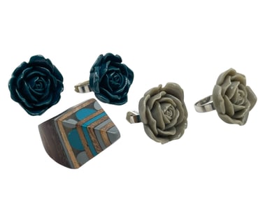 LOT OF 5 FLORAL AND MODERN RINGS