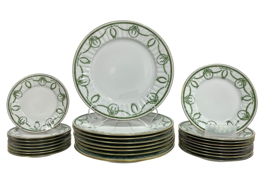 TOWLE ROYAL LIMOGES CHEVERNY DINNERWARE SET 25PCS: TOWLE ROYAL LIMOGES CHEVERNY PORCELAIN DINNERWARE SET 25 PIECES -Very good pre owned condition -Set includes: 8 plates 6" 8 plates 10" 9 plates 7" -Porcelain dinnerware set featuring a classic green w