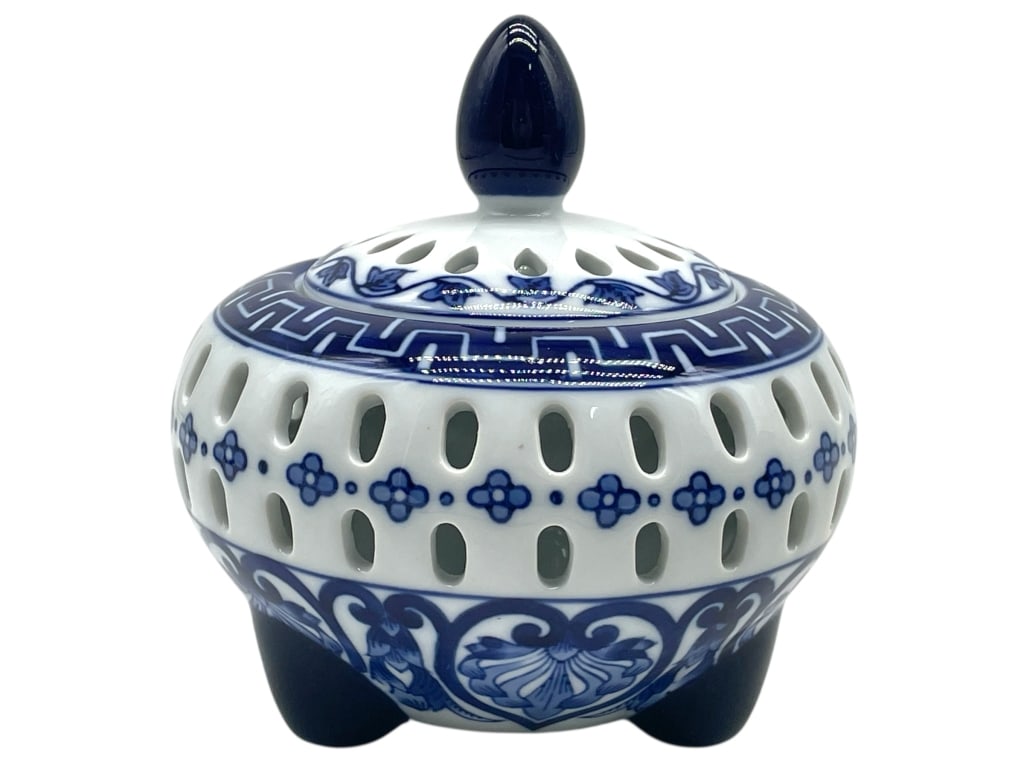 BOMBAY BLUE & WHITE COVERED POTPOURRI JAR 7": BOMBAY BLUE & WHITE PORCELAIN COVERED POTPOURRI JAR -Very good pre owned condition -Approx 7"h x 6"w -Elegant blue and white porcelain potpourri jar featuring a pierced lattice body, domed lid, and fi