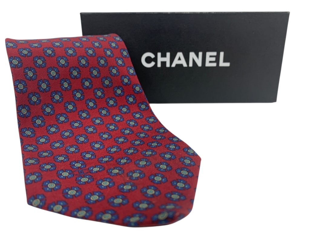 CHANEL MEN'S RED & BLUE FLORAL PATTERN SILK TIE (1 of 3)