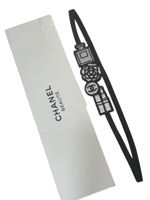 NEW CHANEL BEAUTE EMBROIDERY LOGO PARFUM BOOKMARK: NEW CHANEL BEAUTE BLACK WHITE BOOK MARK PAGE HOLDER - I bought this to use as a headband but never did - stunning black and white embroidered detail - parfum bottle logo center decor - black elastic -