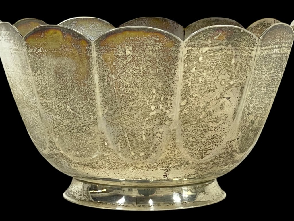 TIFFANY & CO. STERLING SILVER SCALLOPED BOWL 560 G: TIFFANY & CO. STERLING SILVER SCALLOPED BOWL — This exceptional Tiffany & Co. sterling silver bowl features a beautifully scalloped form with smooth reflective interior and elegant hand-finished pat