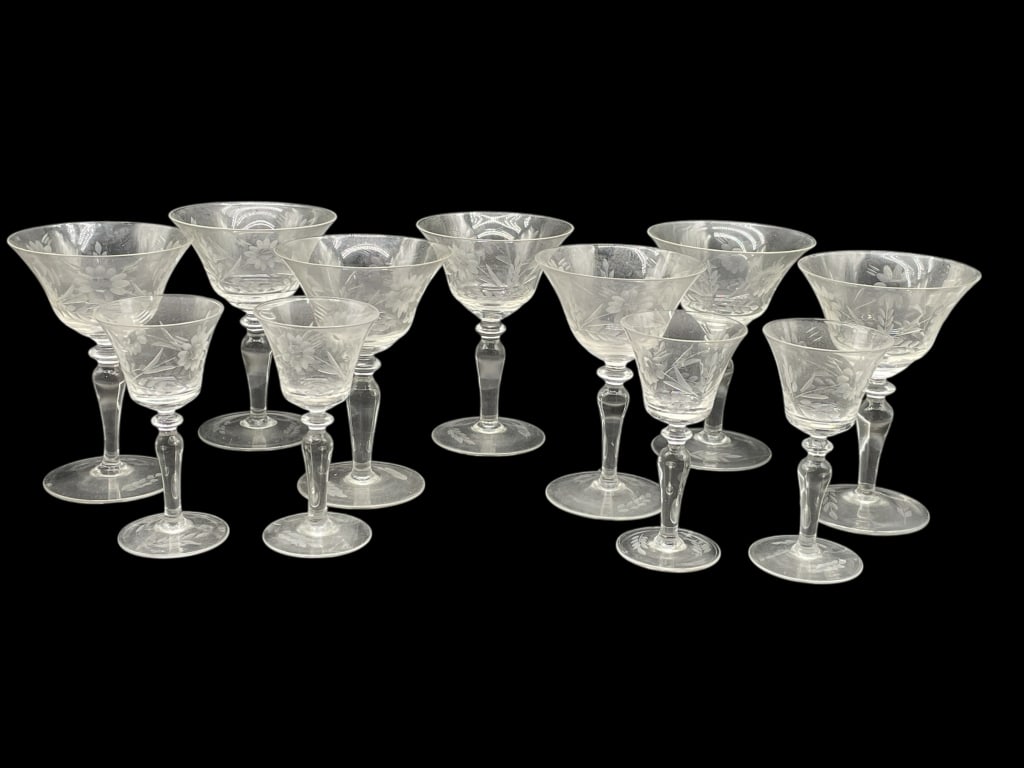 11 ETCHED CRYSTAL STEMWARE GLASSES – MIXED SIZES: 11 ETCHED CRYSTAL STEMWARE GLASSES – MIXED SIZES -Very good pre owned condition -11 glasses -Vintage etched crystal stemware glasses featuring beautifully hand-engraved floral and leaf motifs. The l
