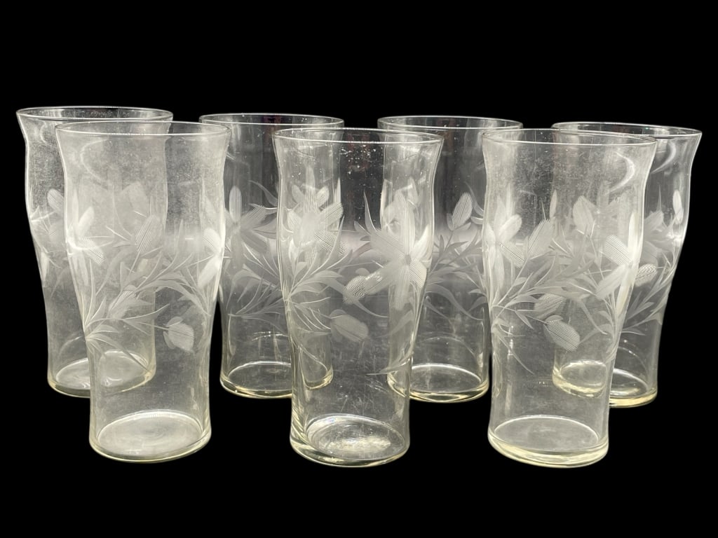SET OF 7 ETCHED GLASS TUMBLERS – FLORAL PATTERN: SET OF 7 ETCHED GLASS TUMBLERS – FLORAL PATTERN -Very good pre owned condition -Set of 7 -Approx 5.5"h x 2.5"w -Vintage etched glass tumblers featuring an elegant floral and leaf motif intricately e
