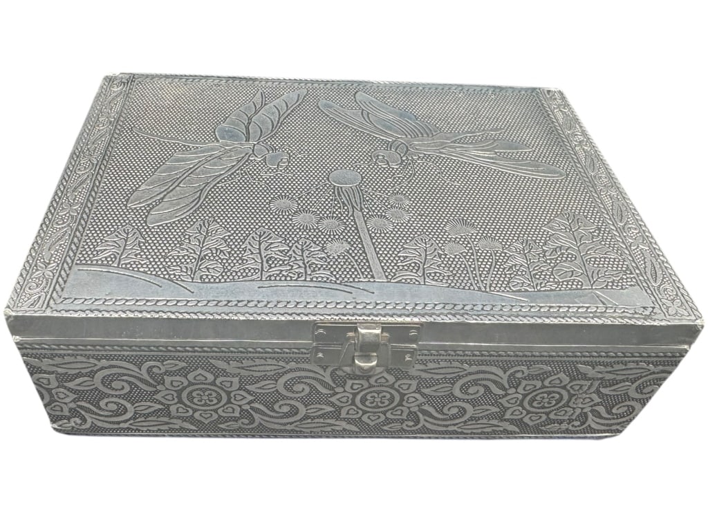 VINTAGE EMBOSSED METAL JEWELRY OR KEEPSAKE BOX (1 of 5)