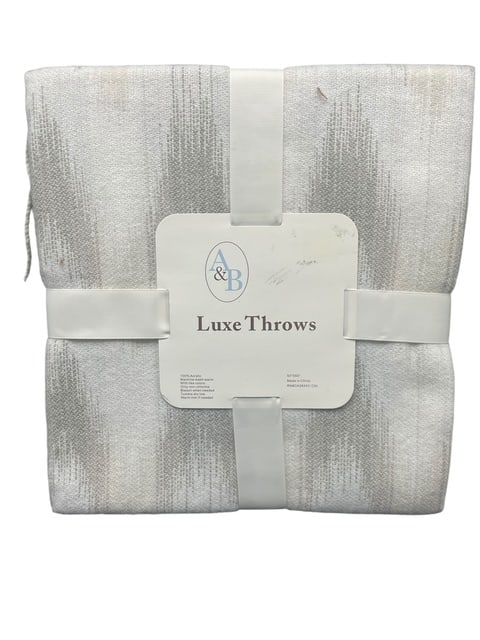 NEW LUXE THROWS SOFT ACRYLIC FRINGED THROW 50 X 60 (1 of 5)
