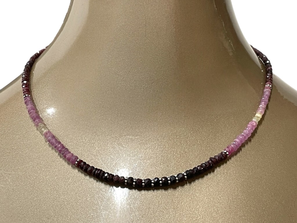 FACETED GARNET & TOURMALINE BEAD NECKLACE: MULTI-TONE FACETED GARNET & TOURMALINE BEAD NECKLACE -Very good pre owned condition -This elegant strand necklace features a beautiful gradient of faceted gemstone beads transitioning from deep wine-r