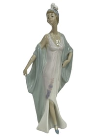 LLADRO "SOPHISTICATE" PORCELAIN FIGURINE 10"