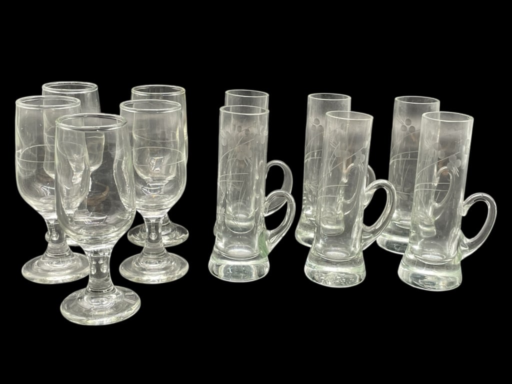 11 ASSORTED VINTAGE SHOT GLASSES (1 of 4)