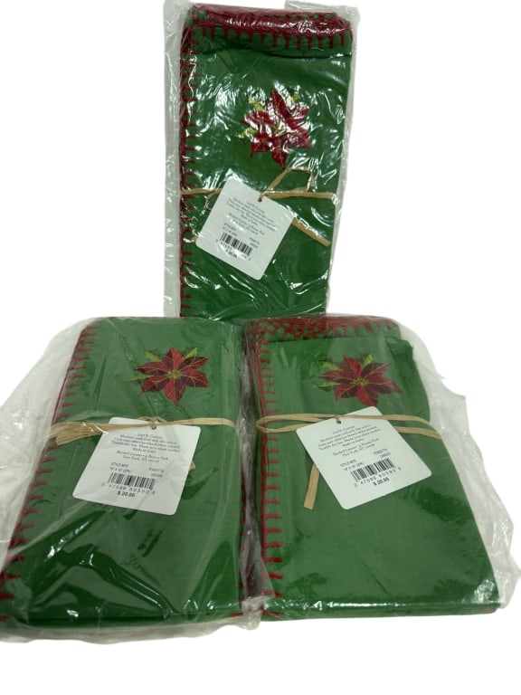 SET OF 3 GREEN POINSETTIA COTTON NAPKINS – NEW ! (1 of 2)
