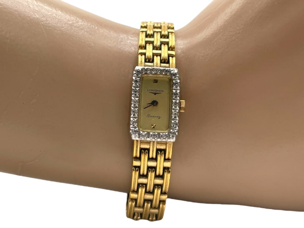 LONGINES QUARTZ LADIES WATCH: LONGINES QUARTZ LADIES WATCH -Very good pre owned condition - -Approx 6"l -Elegant Longines ladies wristwatch featuring a rectangular champagne dial with minimalist hour markers and black hands. The g