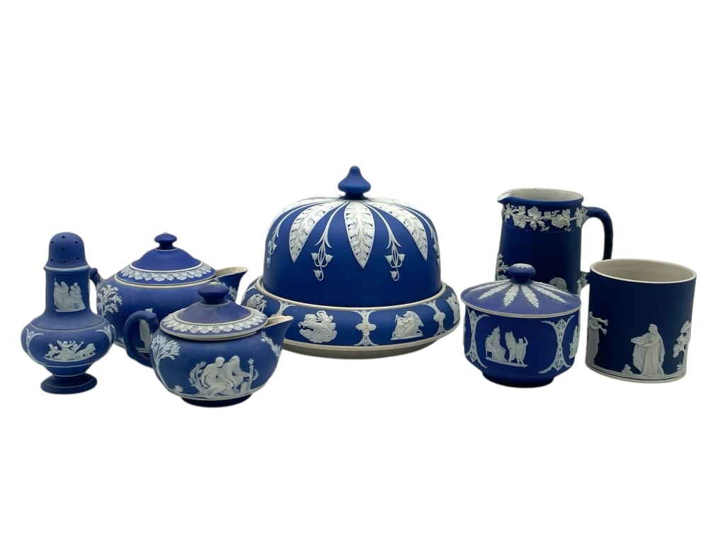 7 WEDGWOOD BLUE & WHITE JASPERWARE TABELWARE (1 of 5)