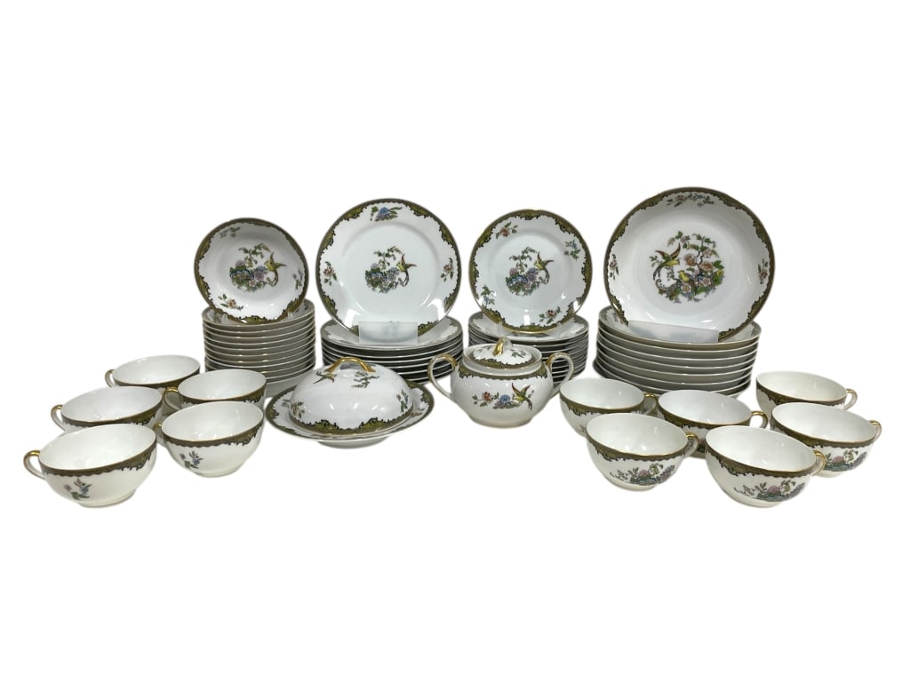 VINTAGE NORITAKE NAVARRE CHINA DINNERWARE 52PCS: VINTAGE NORITAKE NAVARRE CHINA DINNERWARE 52PCS -Good pre owned condition, paint wear from age and use -Set includes: 11 teacups 12 finger bowls 5" 10 plates 6" 8 plates 7.5" 9 bowls 7.5" 2 lidded dis