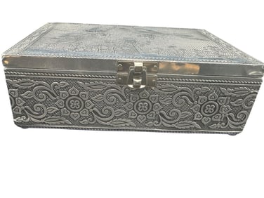 VINTAGE EMBOSSED METAL JEWELRY OR KEEPSAKE BOX