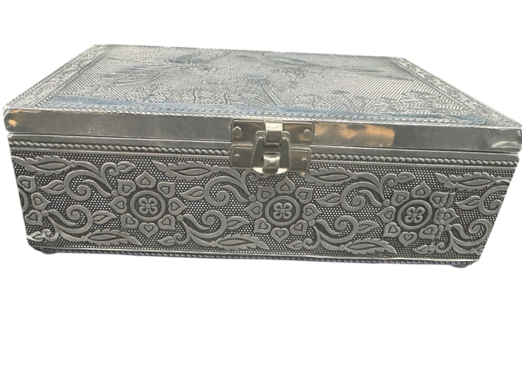 VINTAGE EMBOSSED METAL JEWELRY OR KEEPSAKE BOX (1 of 4)