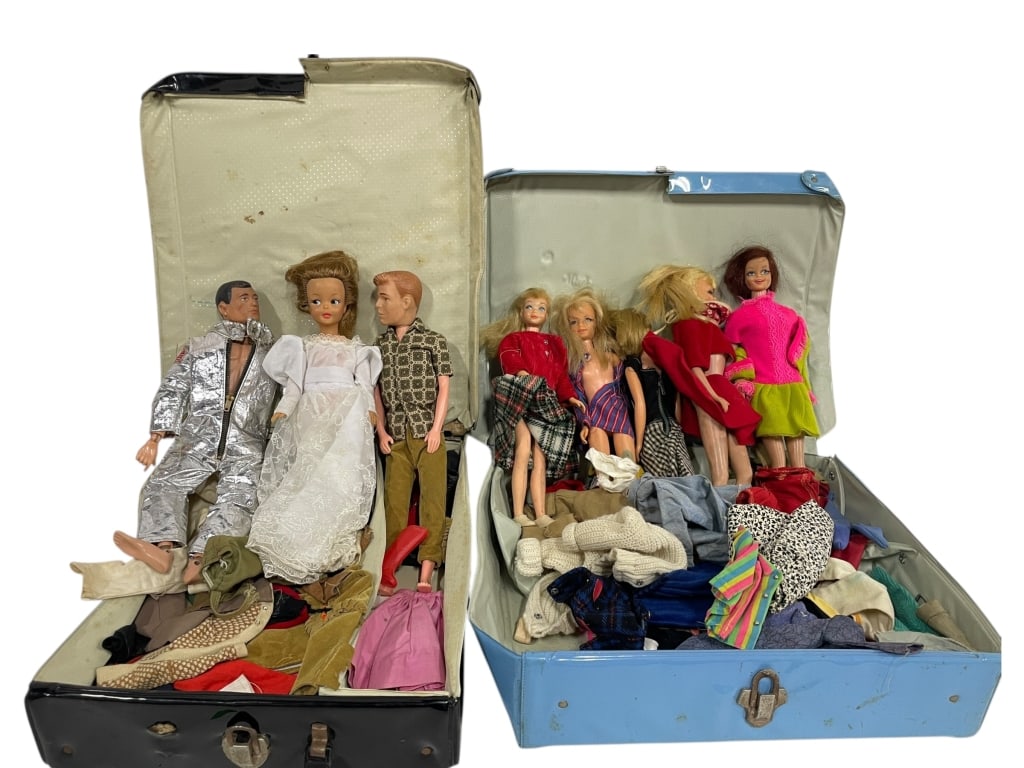 1960’S BARBIE & COMPANIONS W EXTRA CLOTHES IN CASE (1 of 8)