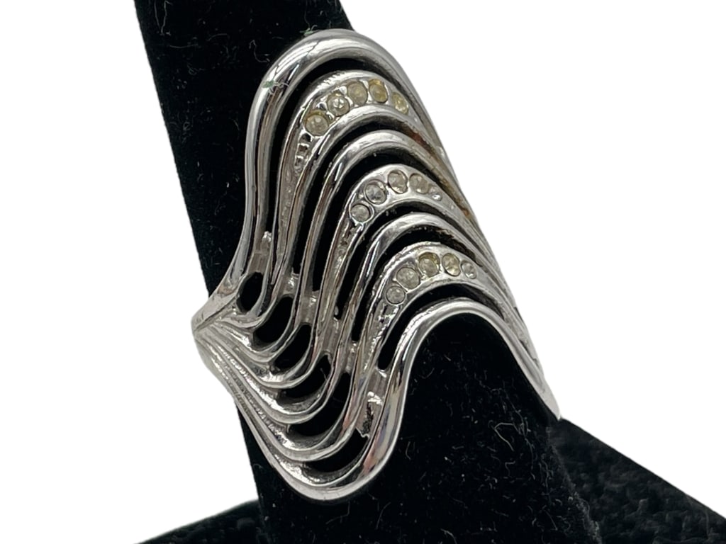 18KGE MODERNIST MULTI-ROW RING SZ8 8G: 18KGE MODERNIST MULTI-ROW RING SZ8 8G -Very good pre owned condition -18kge stamp -8g total weight -Size 8 -Sculptural, contemporary ring featuring a layered, wave-like openwork design composed of mul