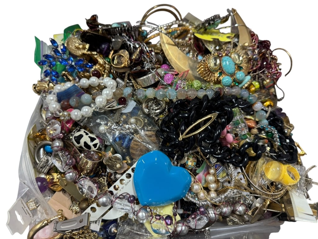 11 PD LOT OF BROKEN OR SCRAP CUSTUME JEWELRY (1 of 3)