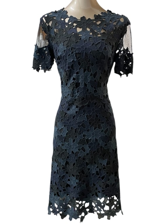 ELIE TAHARI BLACK LACE SHEATH DRESS SZ 12: ELIE TAHARI BLACK LACE SHEATH DRESS SZ 12 -Very good pre owned condition -Size 12 -Sophisticated Elie Tahari fitted sheath dress crafted in rich black floral lace with a tonal underlayer for elegant c