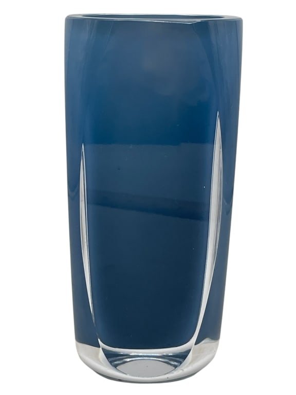 KOSTA BODA MIDNIGHT BLUE OVERLAY ART GLASS VASE: KOSTA BODA MIDNIGHT BLUE OVERLAY ART GLASS VASE -VERY GOOD PRE OWNED CONDITION -APPROX 8" X 3.5" -MODERN SCANDINAVIAN ART GLASS VASE BY KOSTA BODA, FEATURING A RICH MIDNIGHT BLUE CORE ENCASED IN THICK