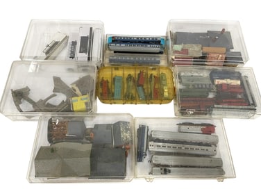 VINTAGE MODEL TRAIN LOT WITH ACCESSORIES