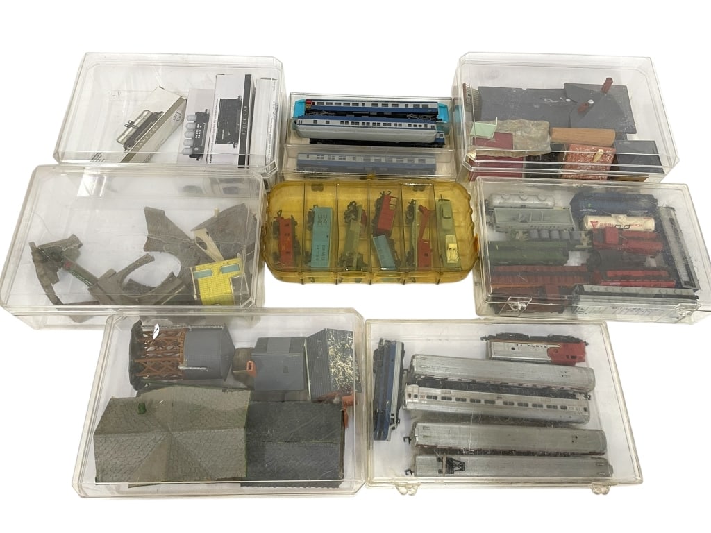 VINTAGE MODEL TRAIN LOT WITH ACCESSORIES (1 of 5)