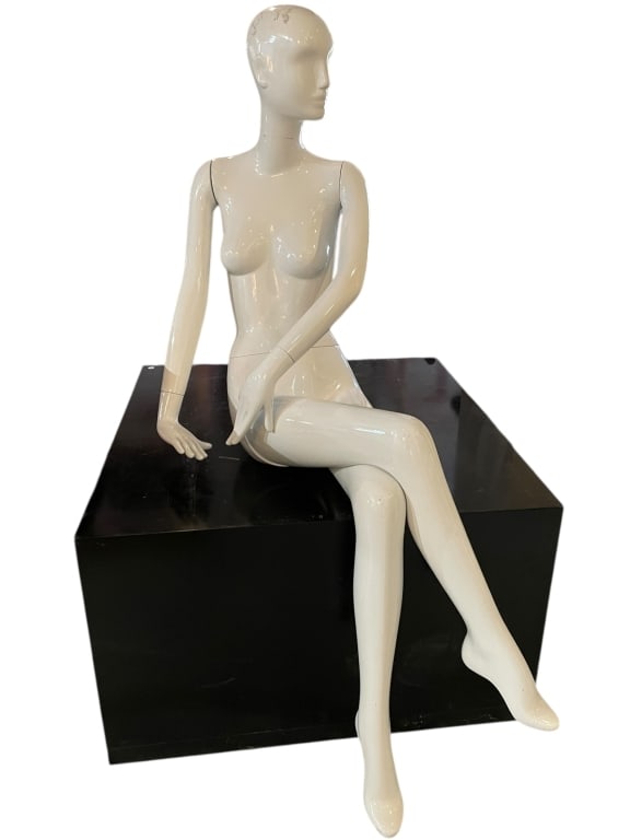 FEMALE MANNEQUIN SCULPTURE SEATED POSE (1 of 7)