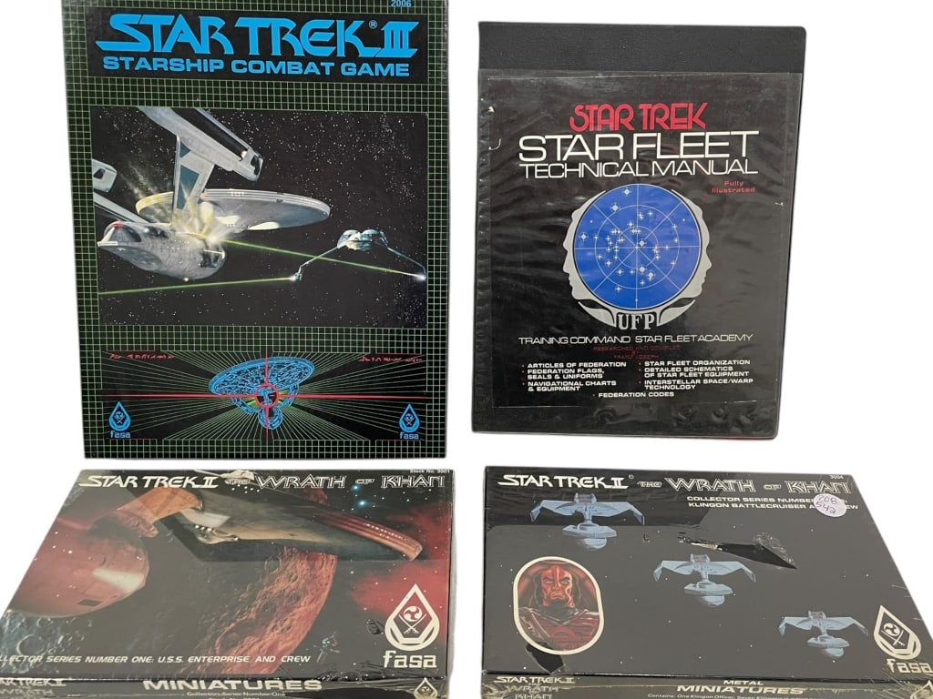 STAR TREK LOT INCLUDING STARFLEET MANUAL & GAME (1 of 9)