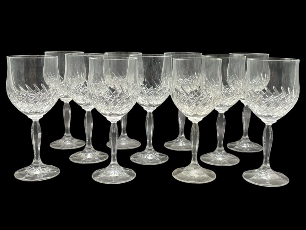 SET OF 11 MATCHING CUT GLASS WINE GLASSES 8": SET OF 11 MATCHING CUT GLASS WINE GLASSES 8" -Very good pre owned condition -Set of 11 glasses -Approx 8"tall -Attractive set of matching cut glass wine glasses featuring classic faceted bowl decorati