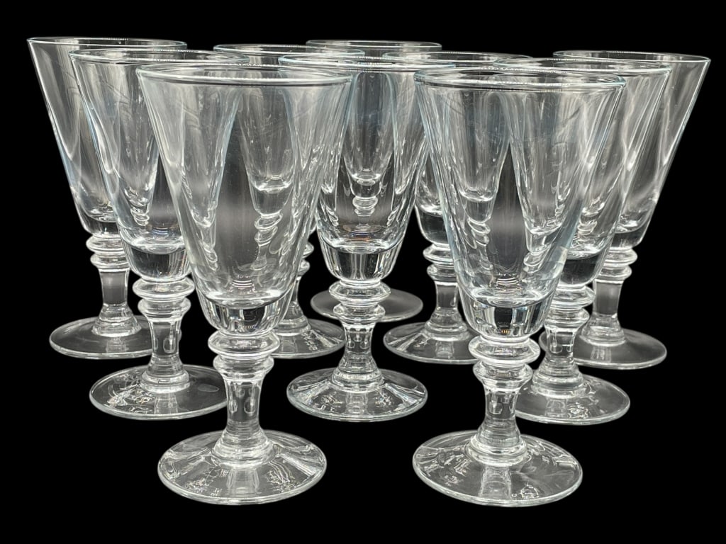 10 CLEAR GLASS STEMMED WATER OR WINE GOBLETS: 10 CLEAR GLASS STEMMED WATER OR WINE GOBLETS -VERY GOOD PRE OWNED CONDITION -SET OF 10 -APPROX 7.75" X 3.75" -GLASS GOBLETS FEATURING TALL, SLIGHTLY FLARED BOWLS AND CLASSIC BALUSTER STEMS, SUITABLE F