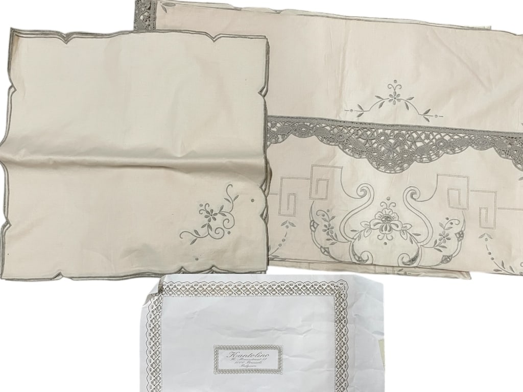 KANTOLINO EMBROIDERED TABLE LINENS WITH LACE TRIM: KANTOLINO EMBROIDERED TABLE LINENS WITH LACE TRIM TABLECLOTH & 12 NAPKINS -Good pre owned condition -1 tablecloth and 12 napkins -Elegant grouping of fine linen table linens featuring delicate embroid