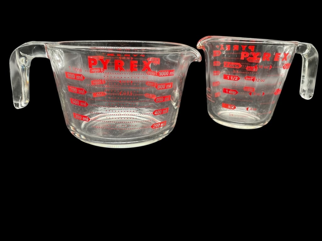 SET OF TWO VINTAGE PYREX GLASS MEASURING CUPS (1 of 2)