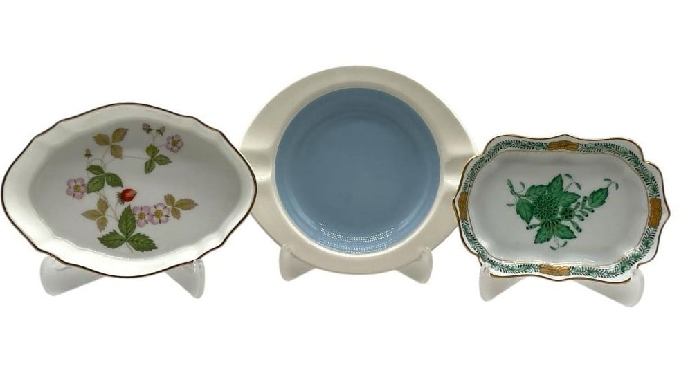 GROUP OF THREE FINE PORCELAIN TRINKET DISHES (1 of 11)